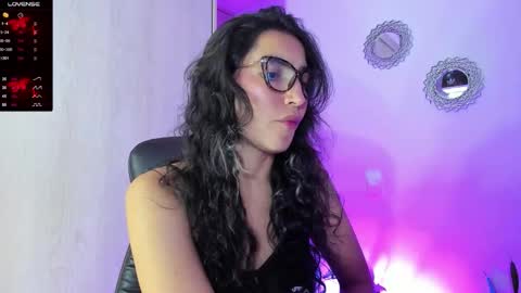 Snapshot of bella_thorne3 chatting on December 2, 2025, 11:34 pm Bella online show from December 2, 2025, 11:34 pm