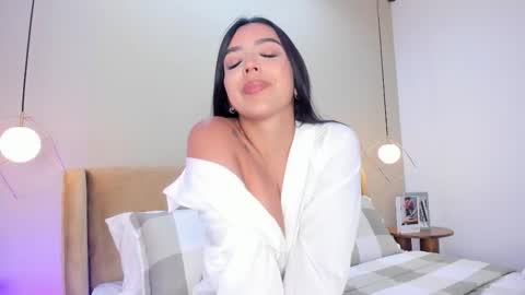 Snapshot of bella_vibes chatting on February 17, 2026, 8:26 pm B E L L A online show from February 17, 2026, 8:26 pm