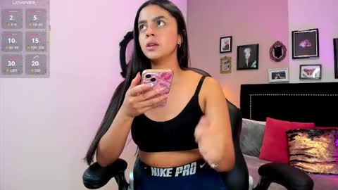 Snapshot of bella_walker_ chatting on January 6, 2026, 8:23 pm BELLA online show from January 6, 2026, 8:23 pm