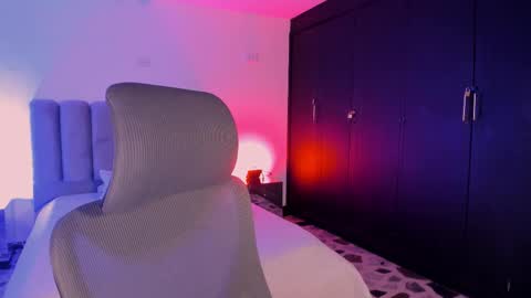 bellaastorm online show from November 14, 2025, 9:46 pm