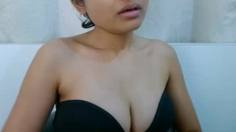 Snapshot of bellacrystall chatting on January 15, 2026, 7:57 am bellacrystall online show from January 15, 2026, 7:57 am