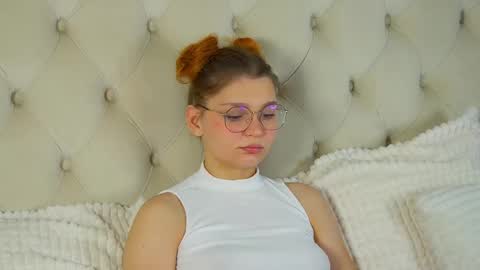 Snapshot of bellamarebelle chatting on November 18, 2025, 5:01 am BellaMarebelle online show from November 18, 2025, 5:01 am