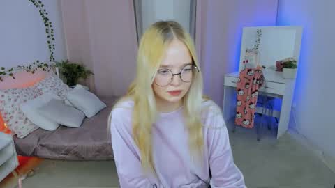 Bella online show from November 14, 2025, 10:07 pm