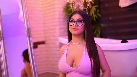 Snapshot of bellanoirre chatting on October 8, 2025, 5:10 pm Bella online show from October 8, 2025, 5:10 pm