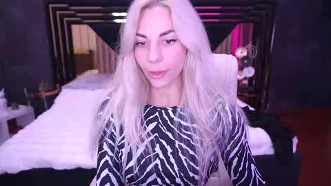 Bella online show from November 23, 2025, 9:03 pm