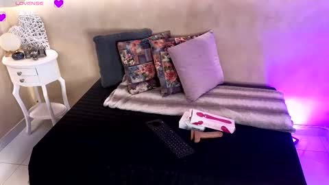 Snapshot of bellarooux chatting on December 15, 2025, 11:47 am bellarooux online show from December 15, 2025, 11:47 am