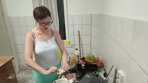Snapshot of bellarose_2020 chatting on June 12, 2026, 7:02 pm Emma online show from June 12, 2026, 7:02 pm