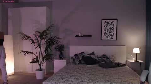 Snapshot of bellla_haddid chatting on October 19, 2025, 1:06 am Bella online show from October 19, 2025, 1:06 am