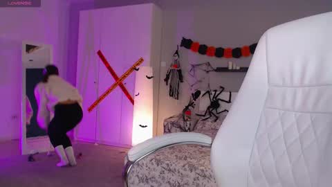 Snapshot of bellla_haddid chatting on October 29, 2025, 1:41 am Bella online show from October 29, 2025, 1:41 am