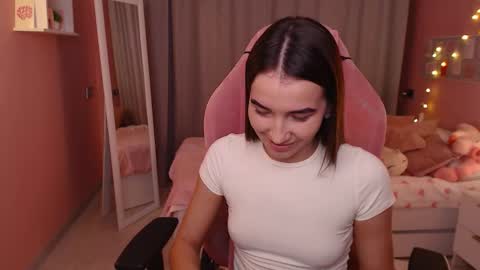 Snapshot of bellla_haddid chatting on December 1, 2025, 2:00 pm Bella online show from December 1, 2025, 2:00 pm