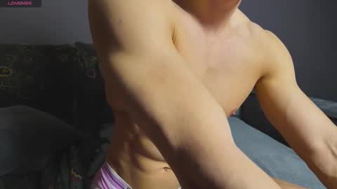 benjaminkarl02 online show from November 26, 2025, 4:08 pm