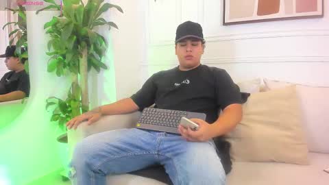 bennett_alejoo online show from September 25, 2025, 6:33 pm