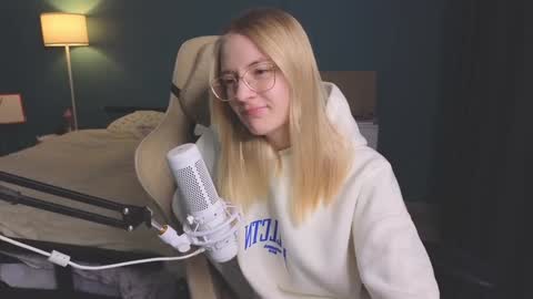 Snapshot of benty_bunny chatting on December 3, 2024, 7:22 pm Alice online show from December 3, 2024, 7:22 pm