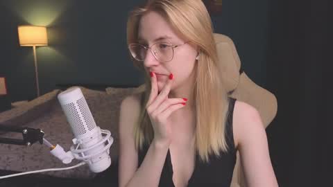 Snapshot of benty_bunny chatting on December 5, 2024, 7:49 pm Alice online show from December 5, 2024, 7:49 pm