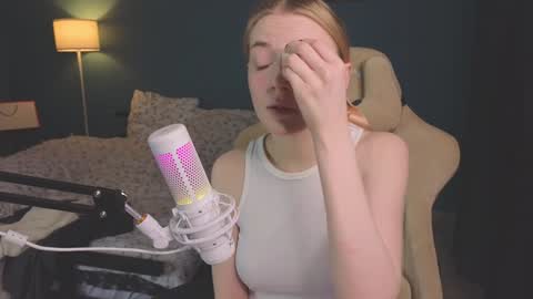 Snapshot of benty_bunny chatting on December 9, 2024, 7:39 pm Alice online show from December 9, 2024, 7:39 pm