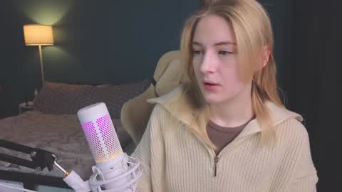 Snapshot of benty_bunny chatting on December 28, 2024, 7:33 pm Alice online show from December 28, 2024, 7:33 pm