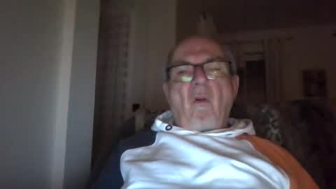 bernard1102 online show from January 1, 2025, 4:29 am