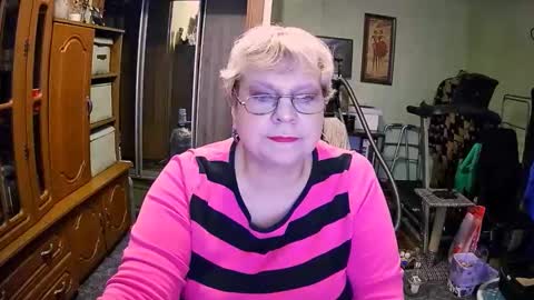 BeverlyQCynia online show from December 4, 2025, 12:03 pm