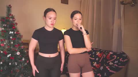 Snapshot of bibandboba_ chatting on December 2, 2025, 1:39 pm Lisa and Alice online show from December 2, 2025, 1:39 pm