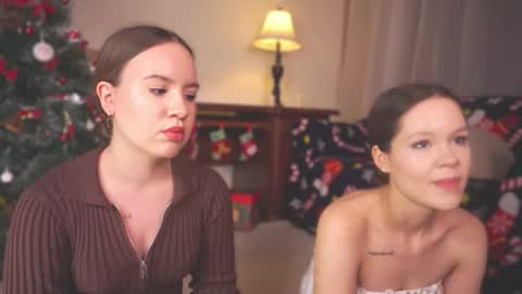 Snapshot of bibandboba_ chatting on December 16, 2025, 2:44 pm Lisa and Alice online show from December 16, 2025, 2:44 pm