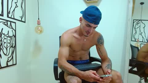 Snapshot of big_valentinhunk chatting on December 5, 2025, 1:58 am Big valentinHunk online show from December 5, 2025, 1:58 am