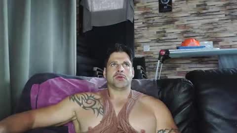 Snapshot of bigboyband chatting on November 11, 2025, 10:48 am Bigboyband online show from November 11, 2025, 10:48 am