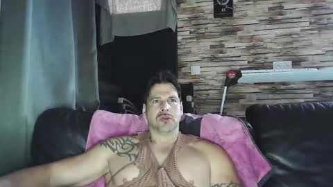 Snapshot of bigboyband chatting on December 15, 2025, 9:35 am Bigboyband online show from December 15, 2025, 9:35 am