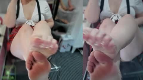 bisex woman online show from December 1, 2025, 12:10 pm