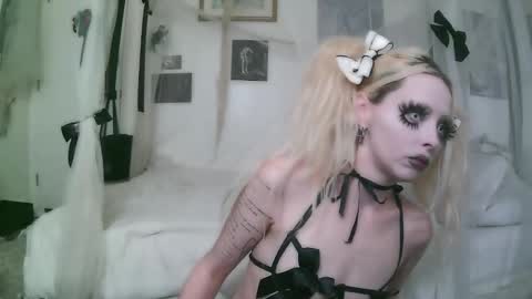 Snapshot of bl0odsyring3 chatting on January 9, 2026, 7:15 pm vampire fang online show from January 9, 2026, 7:15 pm