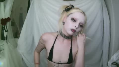 Snapshot of bl0odsyring3 chatting on February 4, 2026, 9:31 pm vampire fang online show from February 4, 2026, 9:31 pm