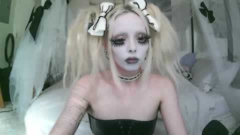 Snapshot of bl0odsyring3 chatting on February 13, 2026, 8:05 pm vampire fang online show from February 13, 2026, 8:05 pm