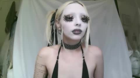 Snapshot of bl0odsyring3 chatting on February 17, 2026, 8:04 pm vampire fang online show from February 17, 2026, 8:04 pm