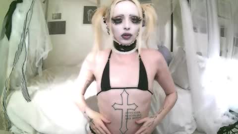 Snapshot of bl0odsyring3 chatting on February 18, 2026, 11:01 pm vampire fang online show from February 18, 2026, 11:01 pm