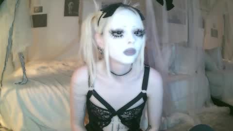 Snapshot of bl0odsyring3 chatting on February 20, 2026, 2:30 am vampire fang online show from February 20, 2026, 2:30 am