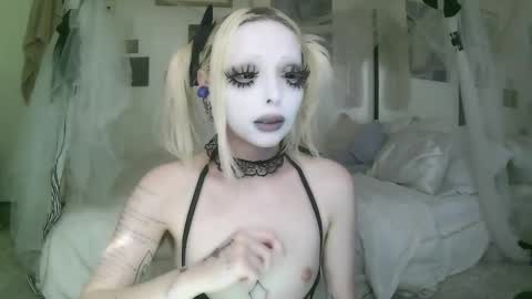 Snapshot of bl0odsyring3 chatting on February 25, 2026, 6:28 pm vampire fang online show from February 25, 2026, 6:28 pm