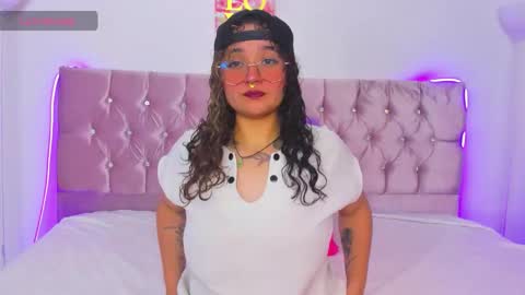 Snapshot of black_tara chatting on February 18, 2026, 1:56 am Tara online show from February 18, 2026, 1:56 am