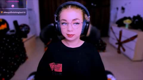 Nicole online show from October 20, 2025, 4:35 am