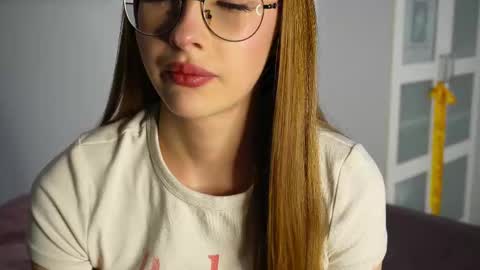  LiLy online show from November 7, 2025, 3:34 pm