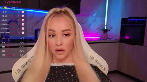 Lana online show from October 20, 2025, 7:31 am