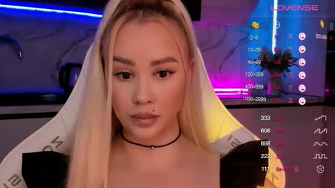 Lana online show from November 11, 2025, 7:19 am