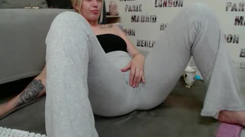 blonddaiana23 online show from May 30, 2026, 7:00 pm
