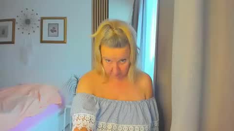Snapshot of blonde_angel20 chatting on December 27, 2024, 8:35 am Nicole online show from December 27, 2024, 8:35 am