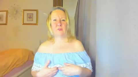 Snapshot of blonde_angel20 chatting on December 27, 2024, 4:43 pm Nicole online show from December 27, 2024, 4:43 pm
