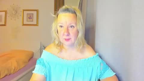 Snapshot of blonde_angel20 chatting on December 28, 2024, 5:23 am Nicole online show from December 28, 2024, 5:23 am