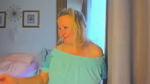 Snapshot of blonde_angel20 chatting on December 28, 2024, 8:37 am Nicole online show from December 28, 2024, 8:37 am
