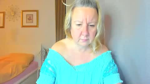 Snapshot of blonde_angel20 chatting on December 28, 2024, 7:54 pm Nicole online show from December 28, 2024, 7:54 pm