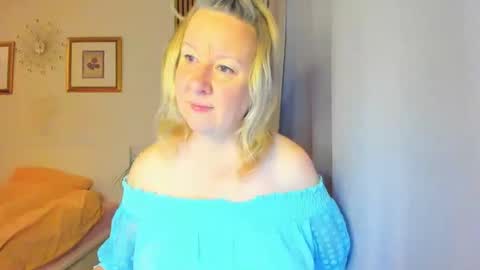 Snapshot of blonde_angel20 chatting on December 29, 2024, 6:14 am Nicole online show from December 29, 2024, 6:14 am