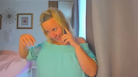 Snapshot of blonde_angel20 chatting on December 29, 2024, 9:28 am Nicole online show from December 29, 2024, 9:28 am