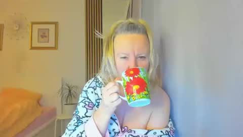 Snapshot of blonde_angel20 chatting on December 29, 2024, 4:19 pm Nicole online show from December 29, 2024, 4:19 pm