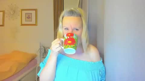 Snapshot of blonde_angel20 chatting on December 30, 2024, 2:51 pm Nicole online show from December 30, 2024, 2:51 pm